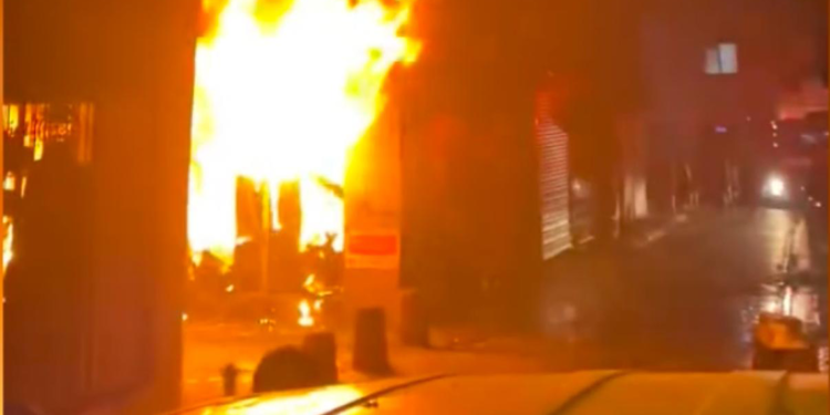 Beyoğlu'nda peş peşe iki yangın: Terzi dükkanı ve ev alev alev yandı