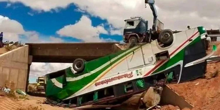 Bolivya'da yolcu otobüsü köprüden düştü: 19 ölü