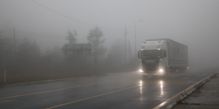 Bolu Dağı'nda sis ve yağmur