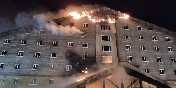 Bolu'daki otel yangını, mutfakta kızgın yağın tutuşmasıyla başlamış