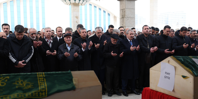 Otel yangınında hayatını kaybeden Çetiz ailesi toprağa verildi