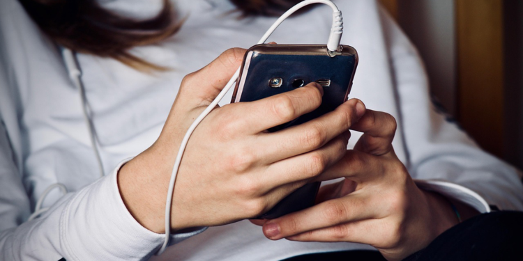 Brezilya Devlet Başkanı Lula, okullarda cep telefonu yasağını onayladı