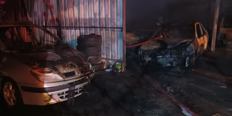 Bursa'da oto galerinin park alanındaki yangında 13 araç hasar gördü