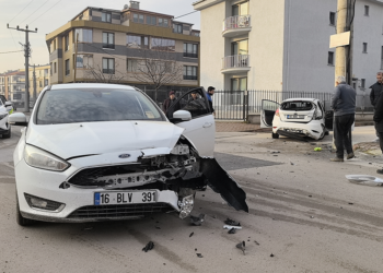 Bursa'da otomobiller çarpıştı; 3 yaralı