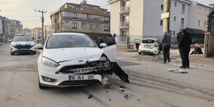 Bursa'da otomobiller çarpıştı; 3 yaralı