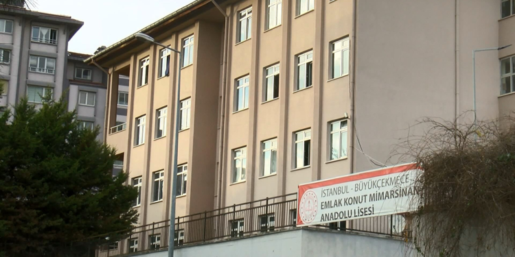 Büyükçekmece'de esrarengiz koku nedeniyle iki okul boşaltıldı