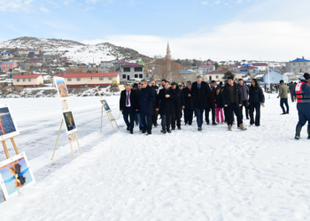 Buz tutan Çıldır Gölü üzerinde fotoğraf sergisi