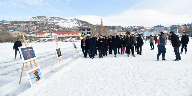 Buz tutan Çıldır Gölü üzerinde fotoğraf sergisi