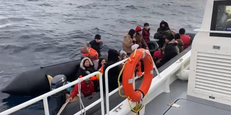 Çanakkale'de 15'i çocuk 36 kaçak göçmen yakalandı