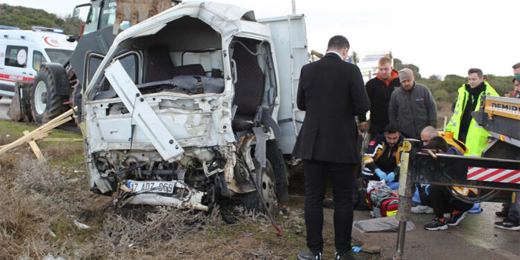 Çanakkale'de 2 kamyonet çarpıştı; 1 ölü, 1 yaralı