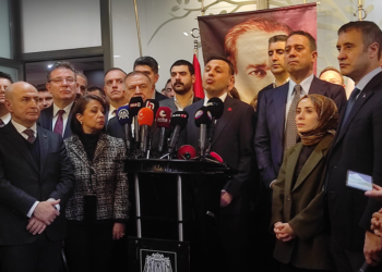 CHP Heyetinden Beşiktaş Belediyesi önünde açıklama