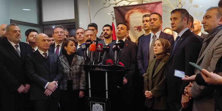 CHP Heyetinden Beşiktaş Belediyesi önünde açıklama