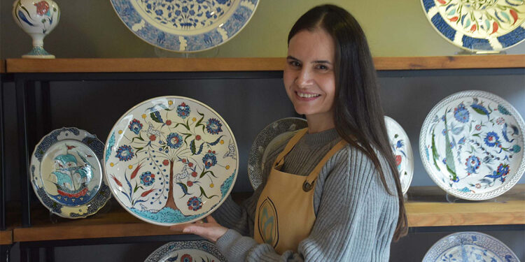 Çini ustası tarihe not düşüyor