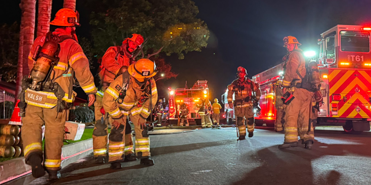 California'da küçük uçak binaya çarptı: 2 ölü, 18 yaralı