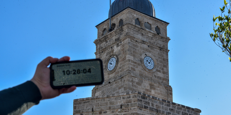 Çalınan tarihi saatin yerine takılan ikizinde 'enerji' duraklaması