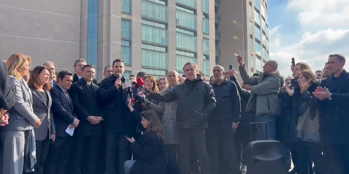 Cumhuriyet Halk Partisi Gençlik Kolları Başkanı Cem Aydın'a yurtdışı çıkış yasağı ve adli kontrol tedbiri getirildi.