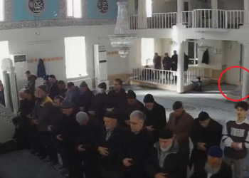 Cemaat namaz kılarken, camiye torpil attı