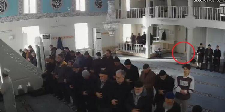 Cemaat namaz kılarken, camiye torpil attı