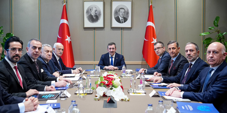 Cevdet Yılmaz, DEİK Başkanı Olpak ve iş konseyi başkanlarıyla bir araya geldi