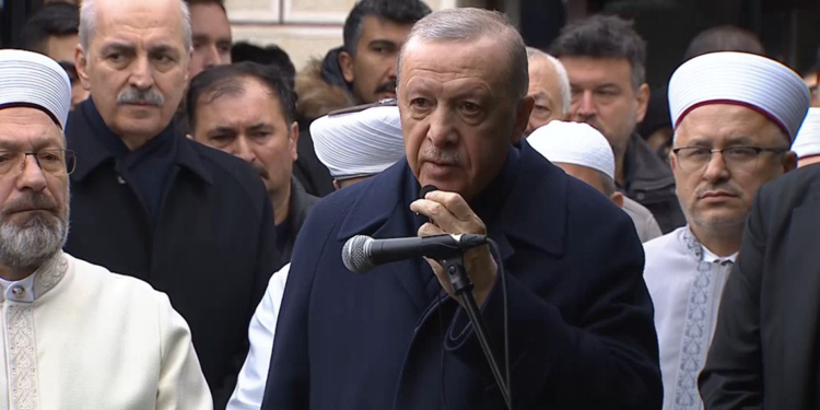 Cumhurbaşkanı Erdoğan, otel yangınında ölen ailenin cenazesine katıldı