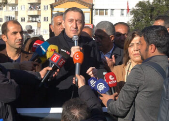 Biz aylardır diyalog diyoruz, beyefendiler badem bıyıklılar diyor