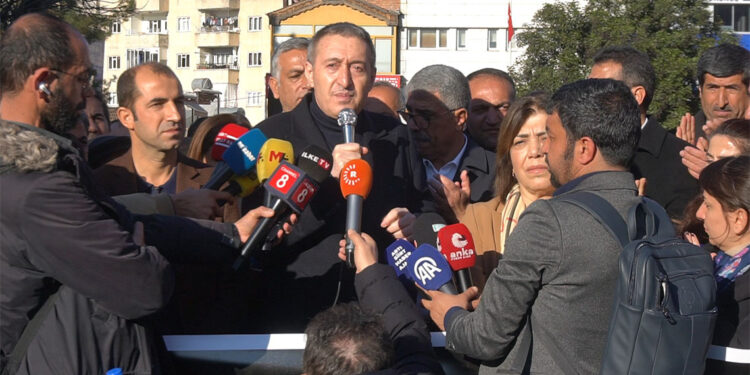 Biz aylardır diyalog diyoruz, beyefendiler badem bıyıklılar diyor