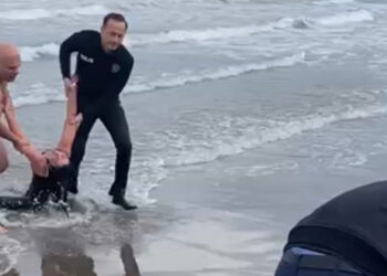 Denize atlayan kadını polis memuru kurtardı; o anlar kamerada