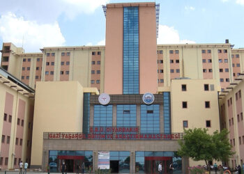 Hasta yakınlarından bıçak parası toplayan doktor tutuklandı