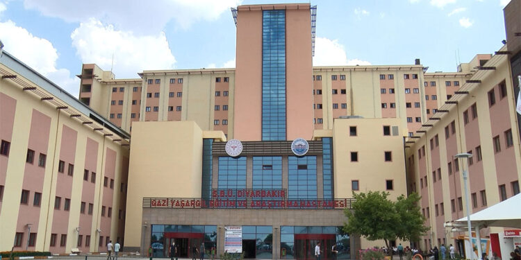 Hasta yakınlarından bıçak parası toplayan doktor tutuklandı