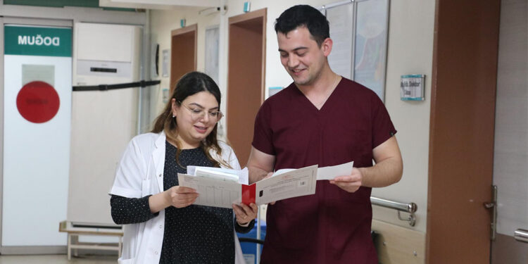 Doğduğu hastanede görev yapan doğum uzmanı anne olmak için gün sayıyor