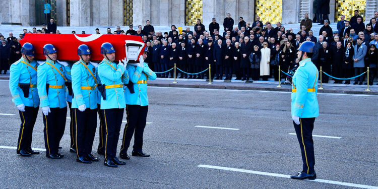 Nahit Menteşe için TBMM'de tören düzenlendi