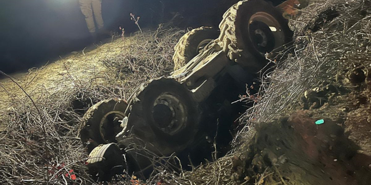 Devrilen traktördeki 2 kardeş öldü