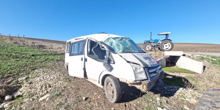 Diyarbakır'da öğrenci servisi devrildi: 10’u öğrenci 11 yaralı