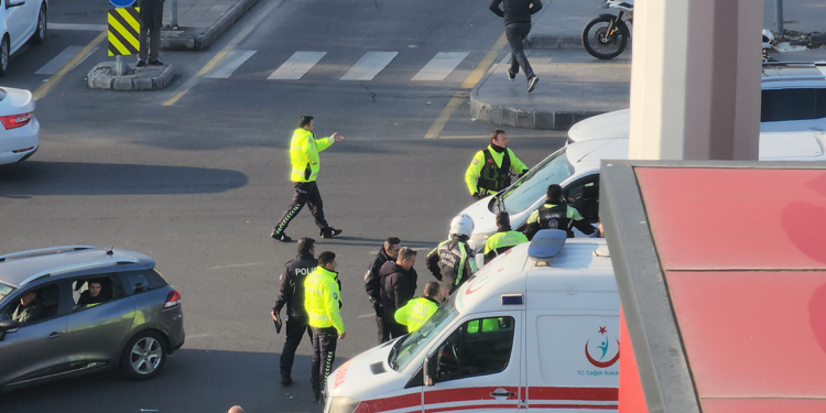 Diyarbakır'da otomobil polis motosikletine çarptı; 1 yaralı