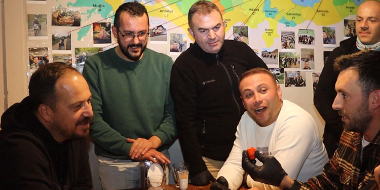 Dünyanın en acı biberini yeme yarışması; yarışmacılar zorlandı, izleyenler güldü