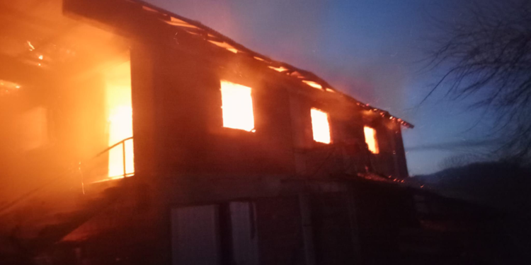 Düzce'de ahır, samanlık ve ev yangını