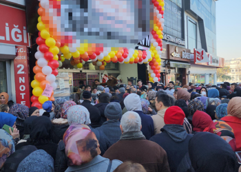 Düzce'de mağaza açılışında indirim izdihamı