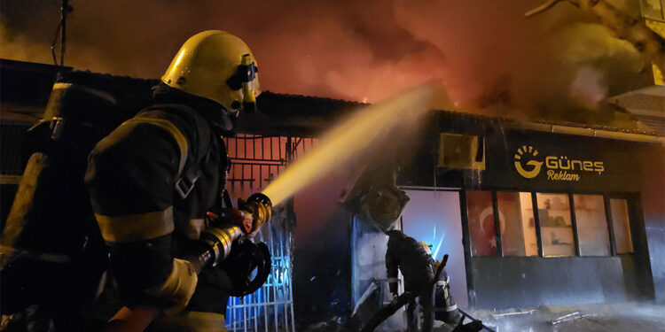 Edirne'de çakmak dükkanında çıkan yangında 5 iş yeri hasar gördü