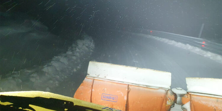 Hazarbaba Kayak Merkezi yolunda araçlar mahsur kaldı