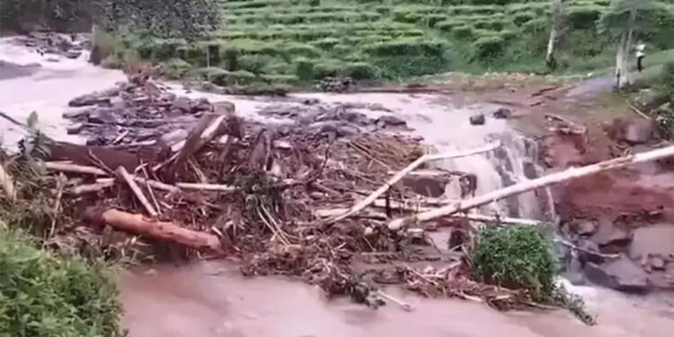 Endonezya'da heyelan; 20 ölü