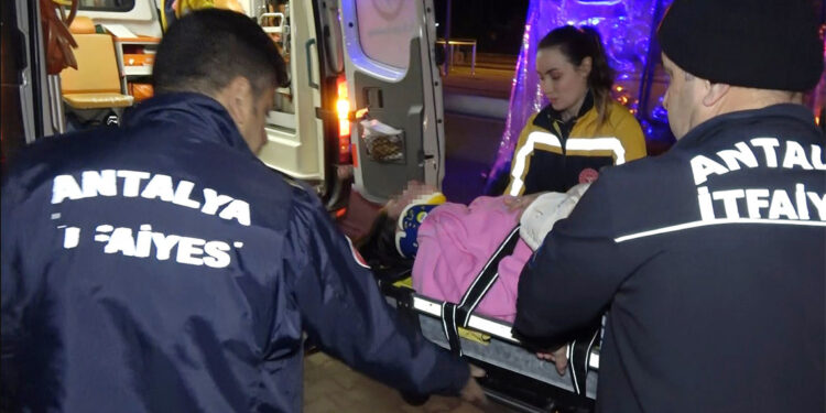 Erkek arkadaşıyla tartışan Burcu, korkuluktan düştü