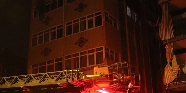 Evdeki yangında bebeğini camdan atarak kurtaran anne zehirlenerek öldü