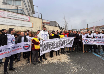 Eğitimciler müdür yardımcısının bıçaklandığı okul önünde toplandı