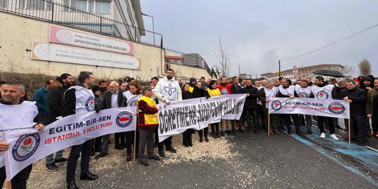 Eğitimciler müdür yardımcısının bıçaklandığı okul önünde toplandı