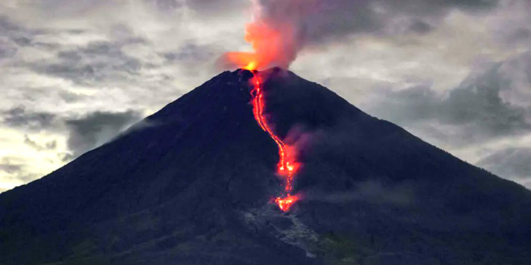 Endonezya'daki Semeru Yanardağı’nda patlama