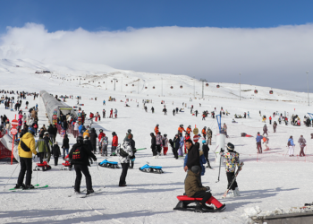 Erciyes Kayak Merkezi'nde hafta sonu yoğunluğu