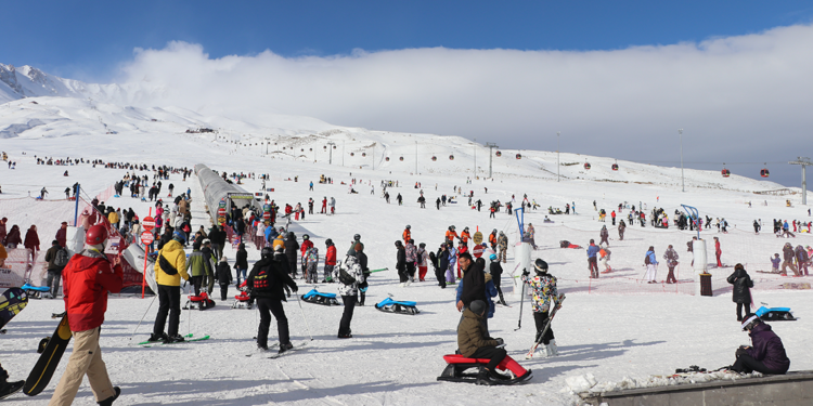 Erciyes Kayak Merkezi'nde hafta sonu yoğunluğu