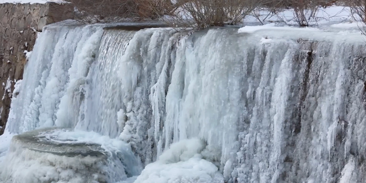 Erzincan'da buz tutan şelale, göl ve göletler dronla görüntülendi