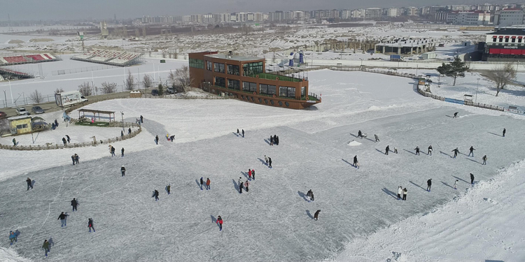 Erzurum'da yapay göl, yazın piknikçilerin kışın buz patencilerinin mekanı