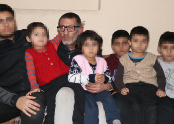 Eşi evi terk eden baba, 6 çocuğuyla yalnız başına kaldı